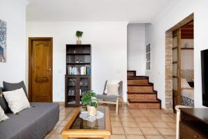 Casa Cordel في بلايا هوندا: غرفة معيشة مع أريكة وطاولة
