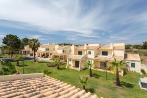 - une vue aérienne sur une maison avec des palmiers dans l'établissement Glenridge Resort By Albufeira Rental, à Albufeira