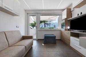 Una televisión o centro de entretenimiento en Apt Theo Val di Sogno Garda Lake