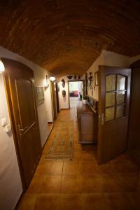 - un couloir dans une maison revêtue de carrelage dans l'établissement Willa Ranczo, à Kończyce Wielkie