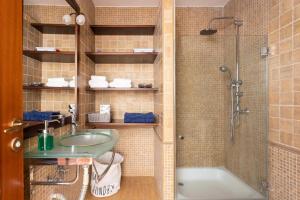 un baño con lavabo y ducha en Casa Carolina, en Puntillo del Sol 25 fotos más
