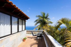a balcony with a view of the ocean at Casa Carolina in Puntillo del Sol