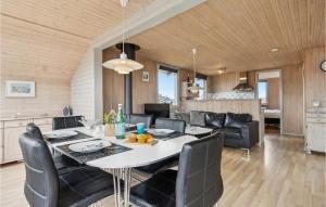 comedor y sala de estar con mesa y sillas en Beautiful Home In Hvide Sande With House A Panoramic View, en Bjerregård