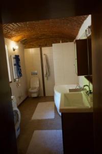 La salle de bains est pourvue de toilettes, d'un lavabo et d'une baignoire. dans l'établissement Willa Ranczo, à Kończyce Wielkie