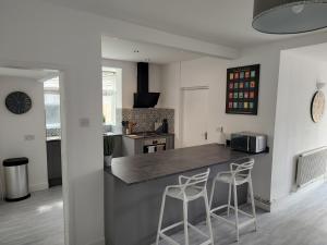 Kuchyň nebo kuchyňský kout v ubytování Wavertree Drive 3 bed contractor home in Leicester