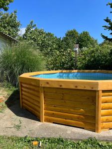 una piscina en una terraza de madera con piscina en WhiteHill house, en Bukovac