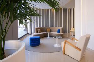 ein Wohnzimmer mit einem Sofa und einem Tisch in der Unterkunft Hotel Monte Puertatierra in Cádiz