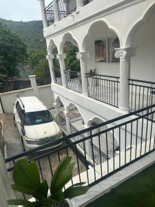 biały samochód zaparkowany przed domem w obiekcie After 5 Apartment 3 2 spacious en-suite bedrooms w mieście Freetown