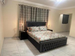 een slaapkamer met een groot bed in een kamer bij After 5 Apartment 2 3 spacious en-suite bedrooms in Freetown