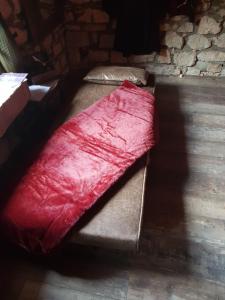 a red blanket sitting on top of two boxes at La Pensine du célèbre sorcier in Bourogne