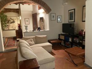 uma sala de estar com um sofá e uma televisão em Central and quiet apartment em Florença