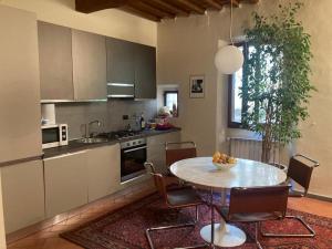 uma cozinha com uma mesa e cadeiras numa cozinha em Central and quiet apartment em Florença