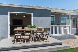 eine Terrasse mit einem Tisch und Stühlen auf einem Haus in der Unterkunft A Place to Create Lasting Family Memories in San Diego