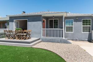 una casa con una mesa y sillas frente a ella en A Place to Create Lasting Family Memories, en San Diego