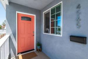 una puerta roja al lado de una casa en A Place to Create Lasting Family Memories, en San Diego