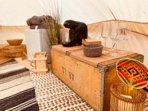 una mesa con copas de vino encima de una caja de madera en koh tenta a b&b in a luxury glamping style en Mariefred