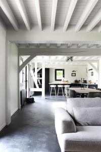 uma sala de estar com um sofá e uma mesa em Villa Fleurie 