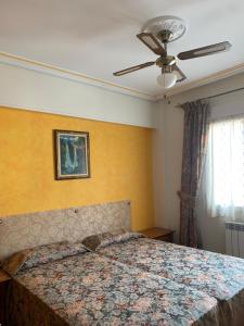 a bedroom with a bed and a ceiling fan at Piso centrico en Irun in Irún