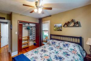 um quarto com uma cama e uma ventoinha de tecto em Heatherwood Cottage em South Bend
