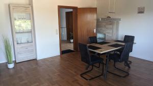 une salle à manger avec une table et des chaises dans l'établissement Ferienhaus Kusel Blick, à Kusel