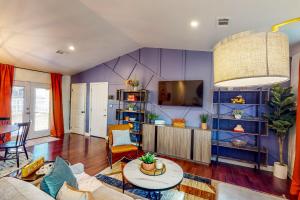 uma sala de estar com um sofá e uma mesa em Bowers Bungalow em Atlanta