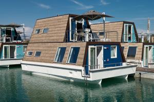 Łódź jest zakotwiczona w wodzie. w obiekcie Marina Azzurra Resort w Lignano Sabbiadoro