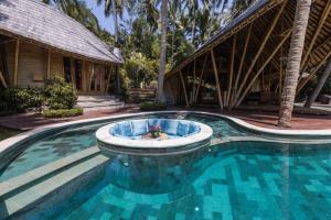 una piscina davanti a una casa di Harmony House, Bamboo House with Pool view a Bringkit