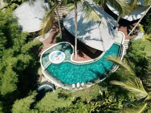 einen Blick über den Pool in einem Resort in der Unterkunft Harmony House, Bamboo House with Pool view in Bringkit