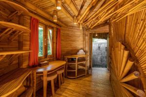 una cabina in legno con tavolo e finestra di Harmony House, Bamboo House with Pool view a Bringkit Altre 37 foto