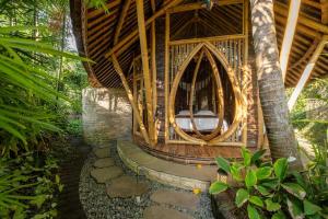 O grădină în afara Harmony House, Bamboo House with Pool view