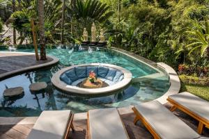 Piscina de la sau aproape de Harmony House, Bamboo House with Pool view