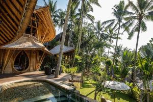O grădină în afara Harmony House, Bamboo House with Pool view