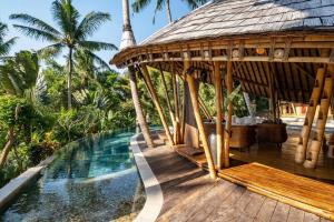 Piscina de la sau aproape de Harmony House, Bamboo House with Pool view
