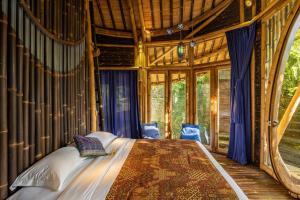 Un pat sau paturi într-o cameră la Harmony House, Bamboo House with Pool view
