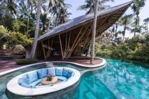 Piscina de la sau aproape de Harmony House, Bamboo House with Pool view