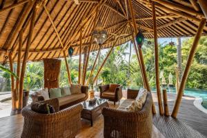 O zonă de relaxare la Harmony House, Bamboo House with Pool view