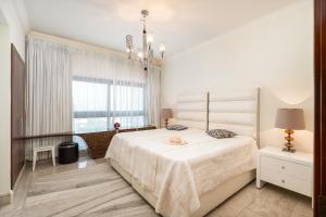 Postel nebo postele na pokoji v ubytování Serene Sea View 2BR in Fairmont North Residence