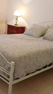 a bed in a bedroom with a lamp on a table at Casa rural Entre Dos Rios in Murillo de Río Leza