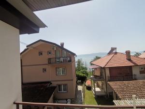 einen Blick vom Balkon eines Gebäudes in der Unterkunft Guesthouse Zimovski in Peštani
