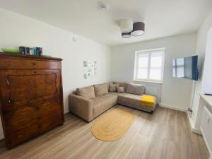 una sala de estar con un sofá y una mesa en Trendy Appartement im Zentrum von Nördlingen 50 qm, en Nördlingen