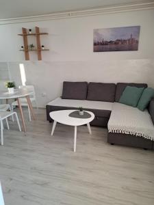 een woonkamer met een bank en een tafel bij Ema lux 2 in Novi Sad