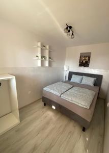 een slaapkamer met een bed en een plafondventilator bij Ema lux 2 in Novi Sad