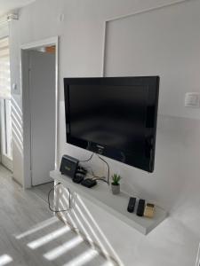 een flatscreen-tv aan een witte muur bij Ema lux 2 in Novi Sad
