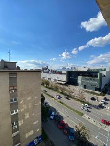 een uitzicht op een stad met een parkeerplaats bij Ema lux 2 in Novi Sad