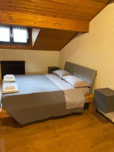 um quarto com uma cama grande e um tecto em madeira em Appartamento Lost em Ceresè