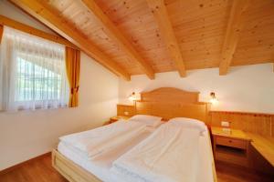 Ένα ή περισσότερα κρεβάτια σε δωμάτιο στο Obermoarhof Hirzer