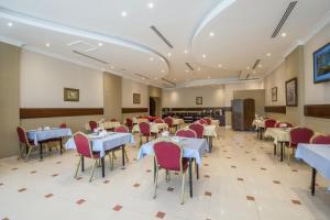 بودل الفيحاء في الرياض: غرفة طعام مع طاولات وكراسي في غرفة