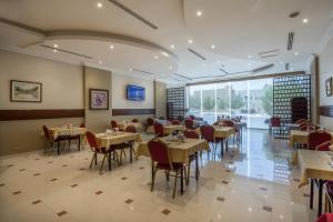 بودل الفيحاء في الرياض: مطعم بطاولات وكراسي ونافذة كبيرة
