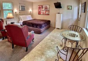 Habitación de hotel con cama, sofá y mesa en The London Flat #4/ Oak Crest, en Eureka Springs