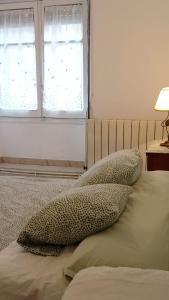 a bedroom with a bed with two pillows and a window at Casa rural Entre Dos Rios in Murillo de Río Leza